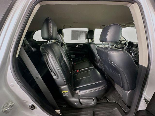 Photo of 2017 Brilliant Silver Metallic Nissan Pathfinder