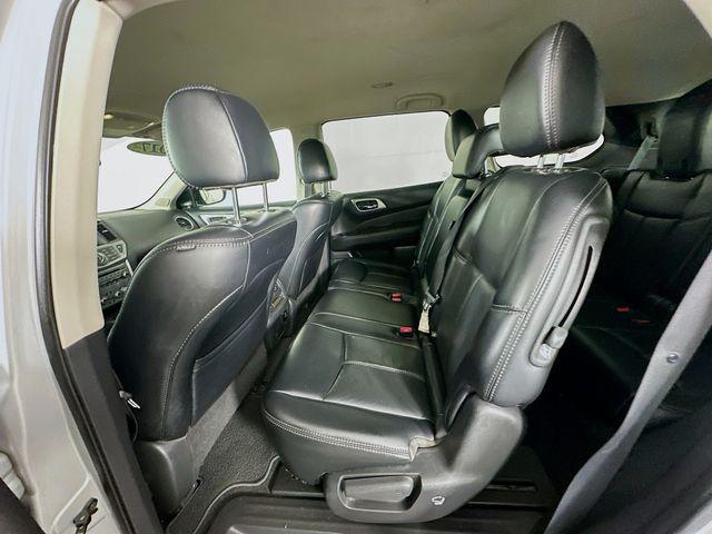 Photo of 2017 Brilliant Silver Metallic Nissan Pathfinder