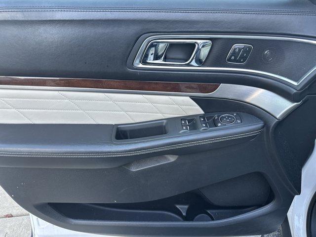 Photo of 2017 White Platinum Tri-Coat Metallic Ford Explorer