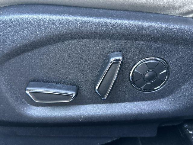 Photo of 2017 White Platinum Tri-Coat Metallic Ford Explorer