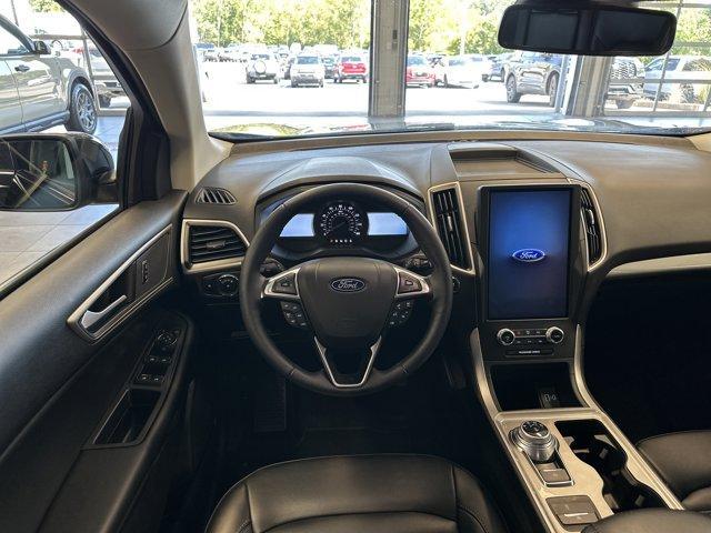 Photo of 2024 Agate Black Metallic Ford Edge