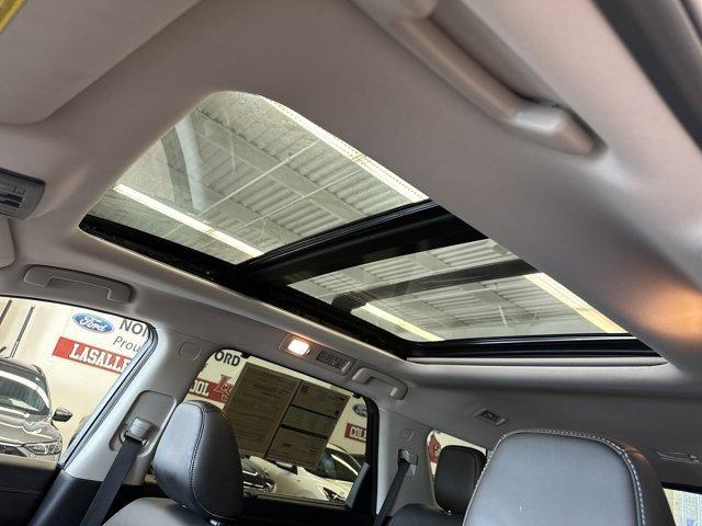 Photo of 2022 Red 2 Tone Nissan Pathfinder