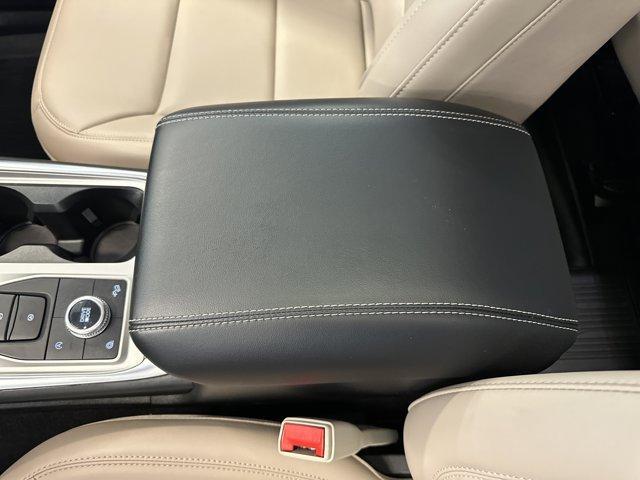 Photo of 2023 Star White Ford Explorer
