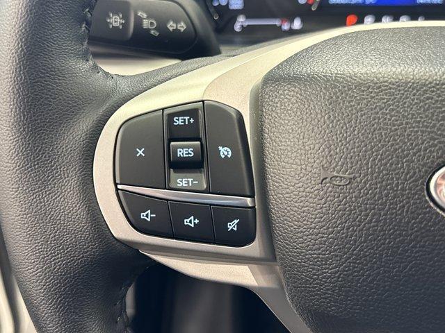 Photo of 2023 Star White Ford Explorer