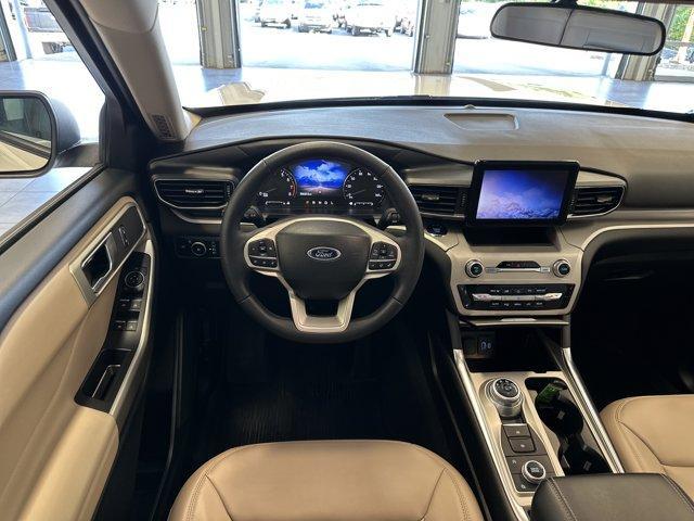 Photo of 2023 Star White Ford Explorer