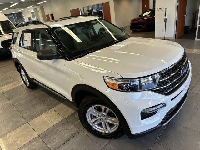 Photo of 2023 Star White Ford Explorer