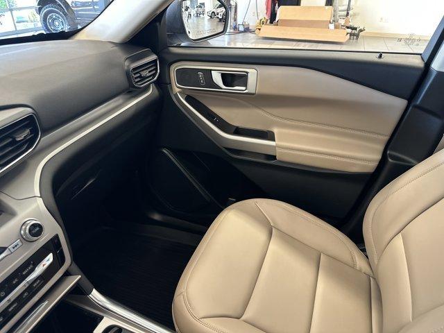 Photo of 2023 Star White Ford Explorer