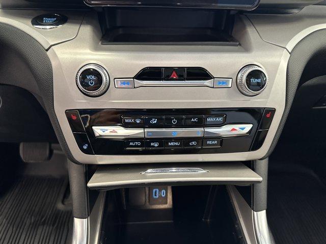 Photo of 2023 Star White Ford Explorer