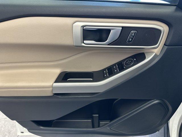 Photo of 2023 Star White Ford Explorer