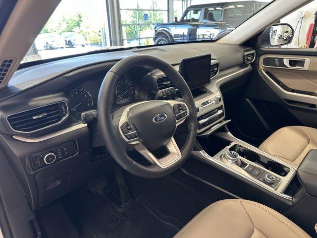 Photo of 2023 Star White Ford Explorer