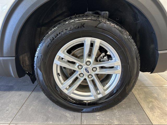 Photo of 2023 Star White Ford Explorer