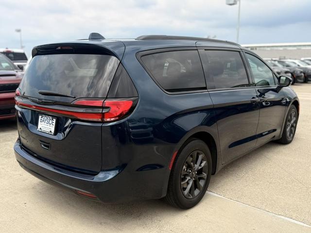 Photo of 2021 Fathom Blue Pearlcoat Chrysler Pacifica