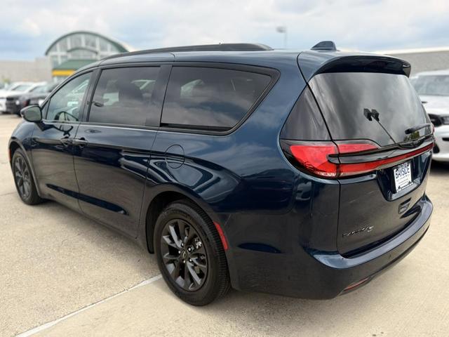 Photo of 2021 Fathom Blue Pearlcoat Chrysler Pacifica