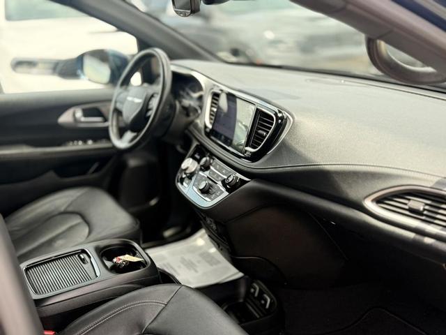 Photo of 2021 Fathom Blue Pearlcoat Chrysler Pacifica