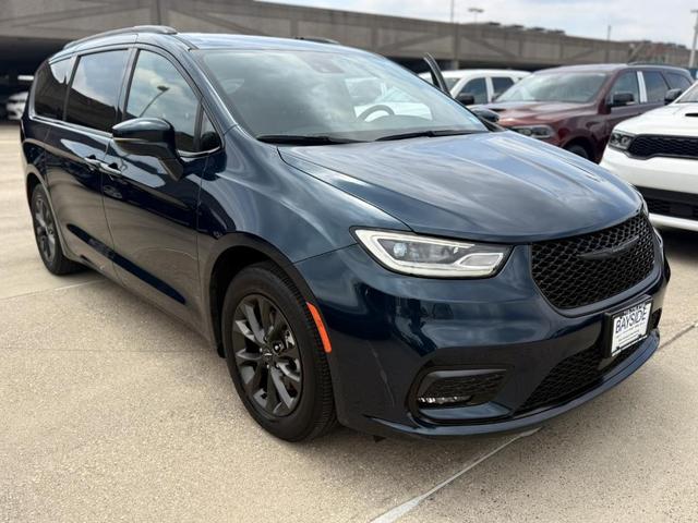 Photo of 2021 Fathom Blue Pearlcoat Chrysler Pacifica