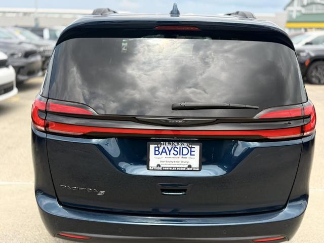 Photo of 2021 Fathom Blue Pearlcoat Chrysler Pacifica