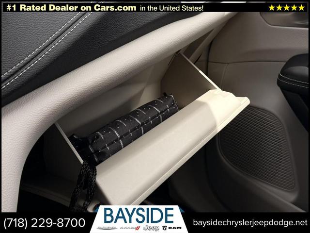 Photo of 2022 Bright White Clearcoat Chrysler Pacifica