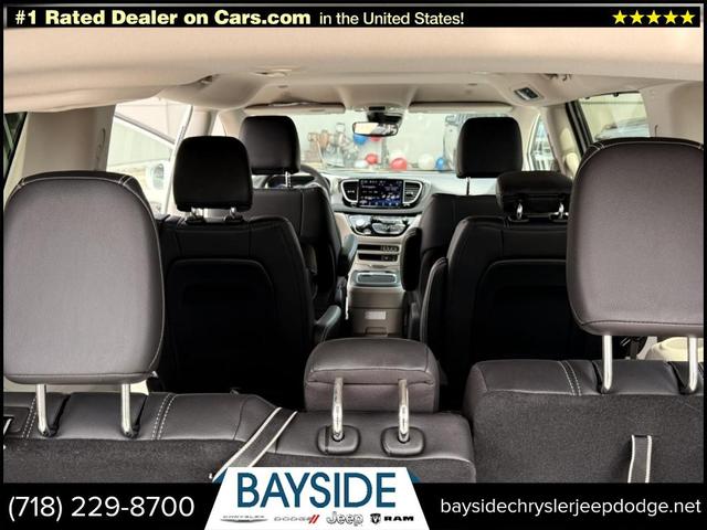 Photo of 2022 Bright White Clearcoat Chrysler Pacifica