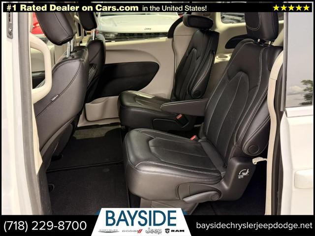 Photo of 2022 Bright White Clearcoat Chrysler Pacifica