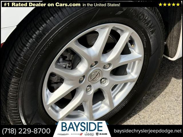 Photo of 2022 Bright White Clearcoat Chrysler Pacifica