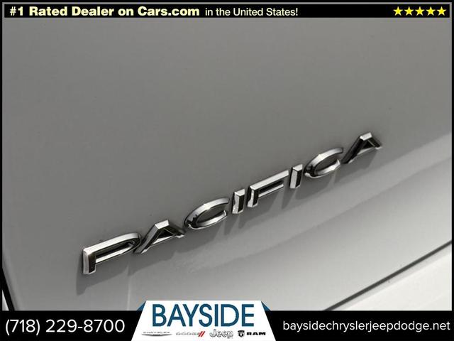 Photo of 2022 Bright White Clearcoat Chrysler Pacifica