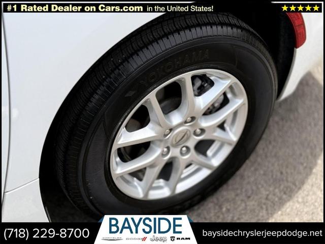 Photo of 2022 Bright White Clearcoat Chrysler Pacifica