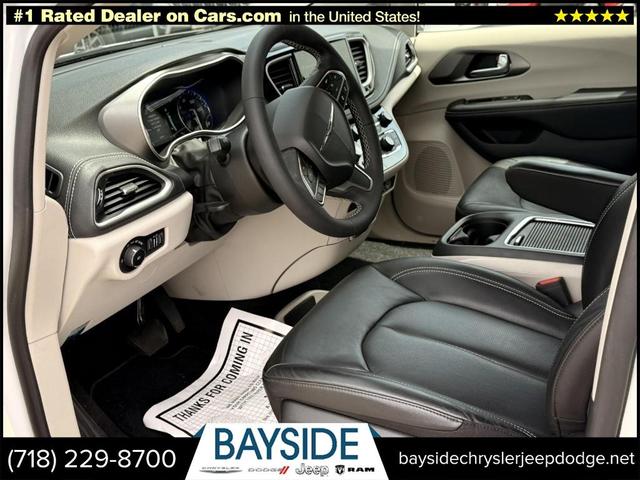 Photo of 2022 Bright White Clearcoat Chrysler Pacifica