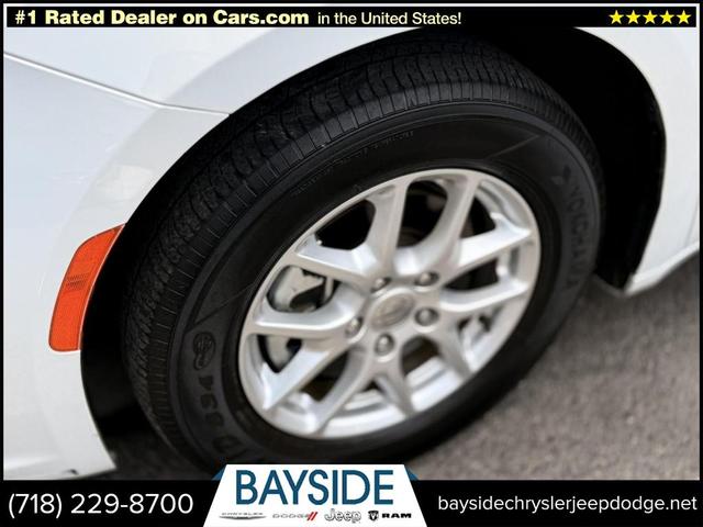 Photo of 2022 Bright White Clearcoat Chrysler Pacifica