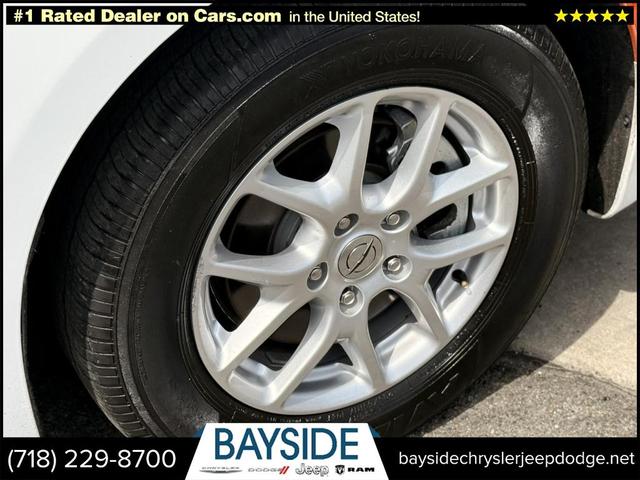 Photo of 2022 Bright White Clearcoat Chrysler Pacifica