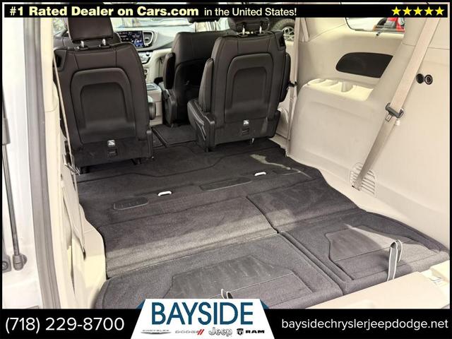 Photo of 2022 Bright White Clearcoat Chrysler Pacifica