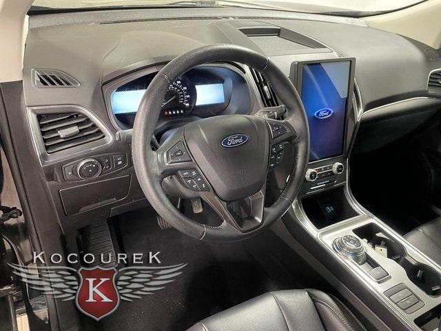 Photo of 2022 Black Metallic Ford Edge
