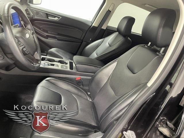 Photo of 2022 Black Metallic Ford Edge
