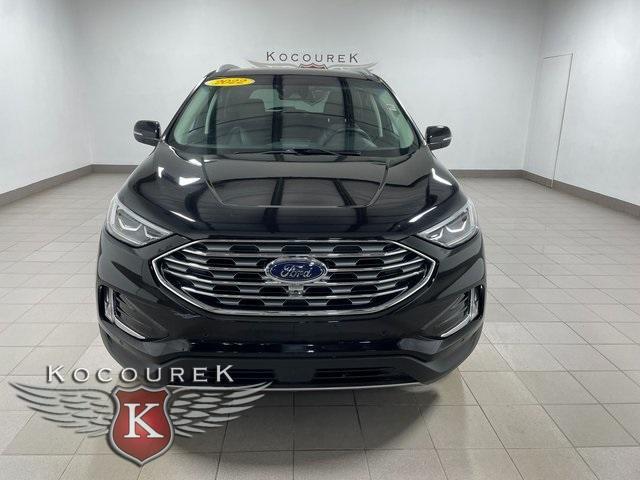 Photo of 2022 Black Metallic Ford Edge