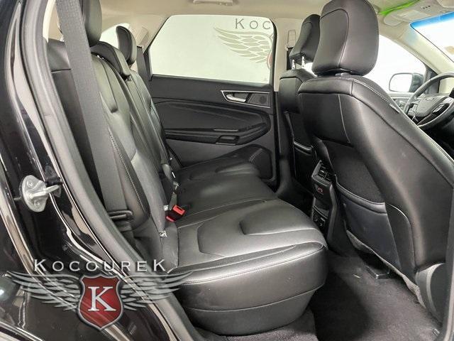 Photo of 2022 Black Metallic Ford Edge