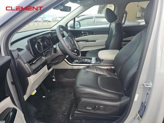 Photo of 2024 Ceramic Silver Kia Carnival