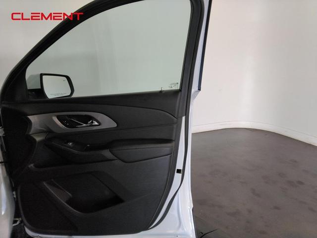 Photo of 2023 Summit White Chevrolet Traverse