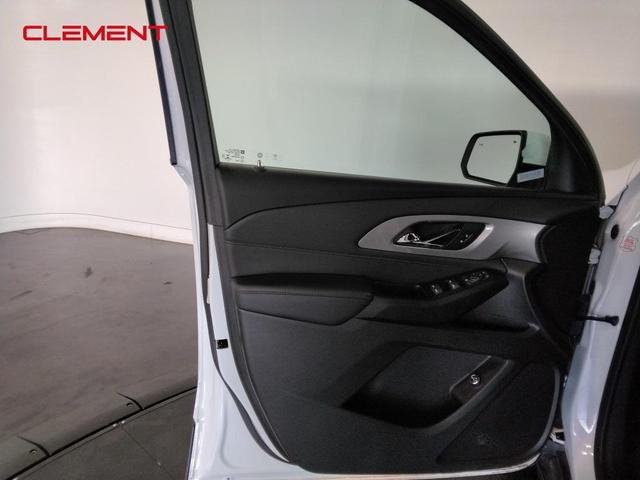 Photo of 2023 Summit White Chevrolet Traverse