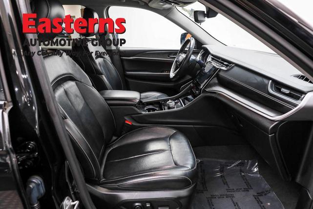 Photo of 2021 Diamond Black Crystal Pearlcoat Jeep Grand Cherokee L