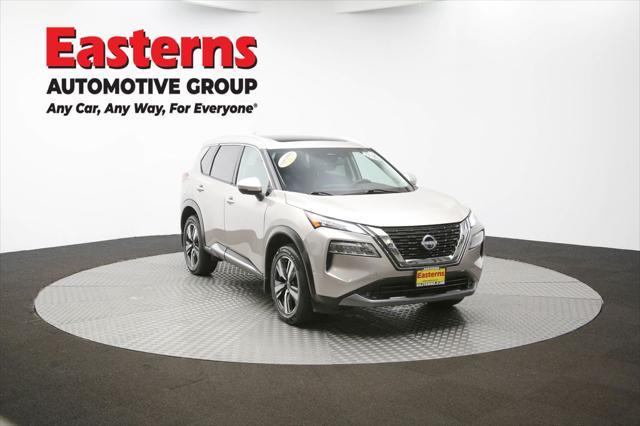 Photo of 2022 Champagne Silver Metallic Nissan Rogue