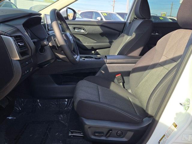 Photo of 2025 Everest White Pearl Nissan Rogue