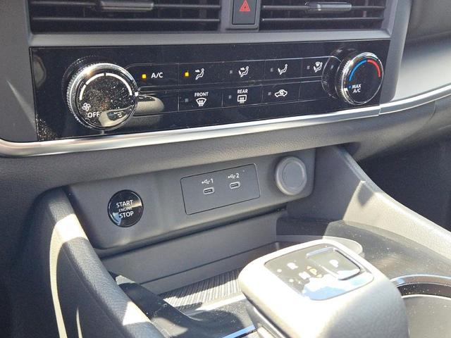 Photo of 2025 Super Black Nissan Rogue