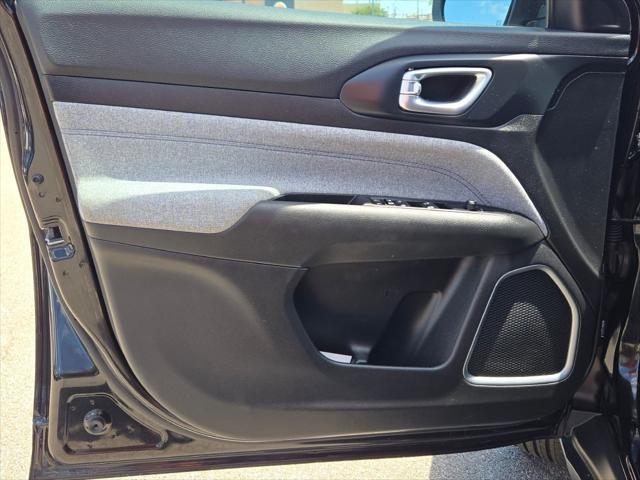Photo of 2023 Diamond Black Crystal Pearlcoat Jeep Compass