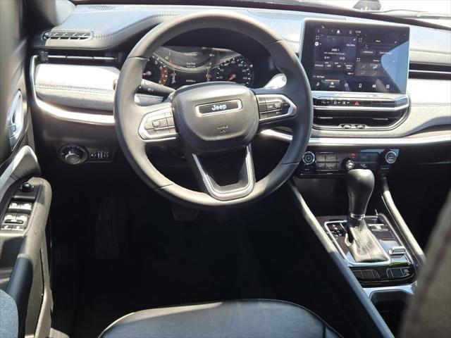 Photo of 2023 Diamond Black Crystal Pearlcoat Jeep Compass