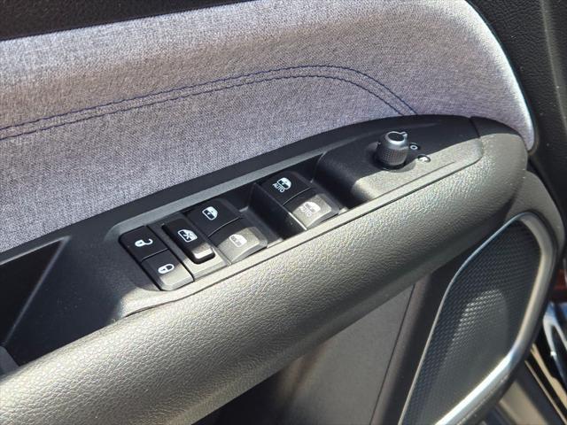 Photo of 2023 Diamond Black Crystal Pearlcoat Jeep Compass