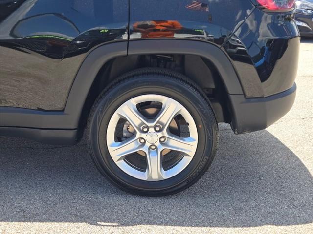 Photo of 2023 Diamond Black Crystal Pearlcoat Jeep Compass