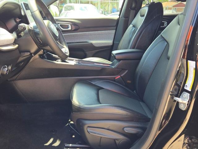 Photo of 2023 Diamond Black Crystal Pearlcoat Jeep Compass