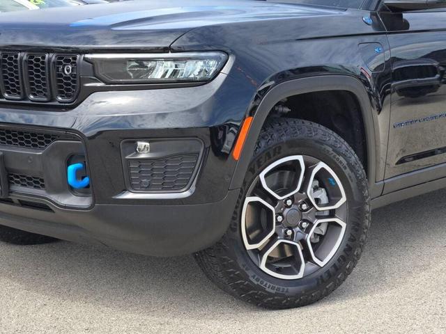 Photo of 2022 Diamond Black Crystal Pearlcoat Jeep Grand Cherokee 4xe
