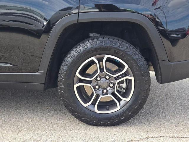 Photo of 2022 Diamond Black Crystal Pearlcoat Jeep Grand Cherokee 4xe