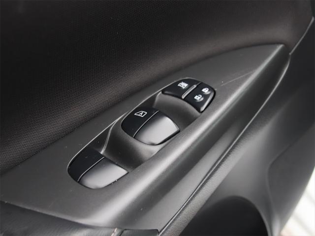 Photo of 2019 Aspen White Tricoat Nissan Sentra