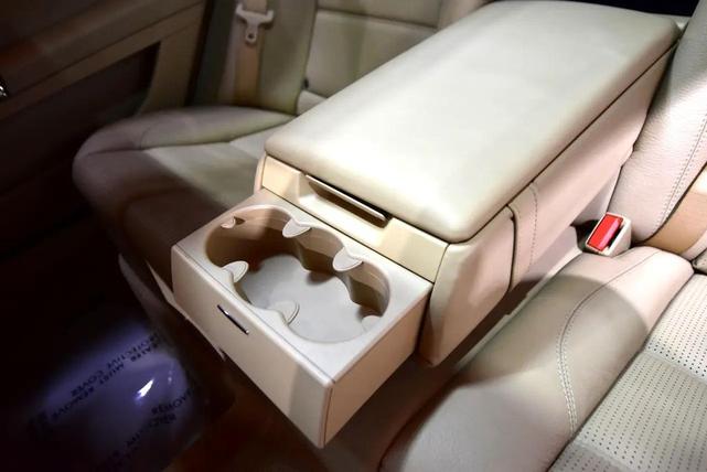 Photo of 2010 Pearl White Mercedes-Benz S-Class